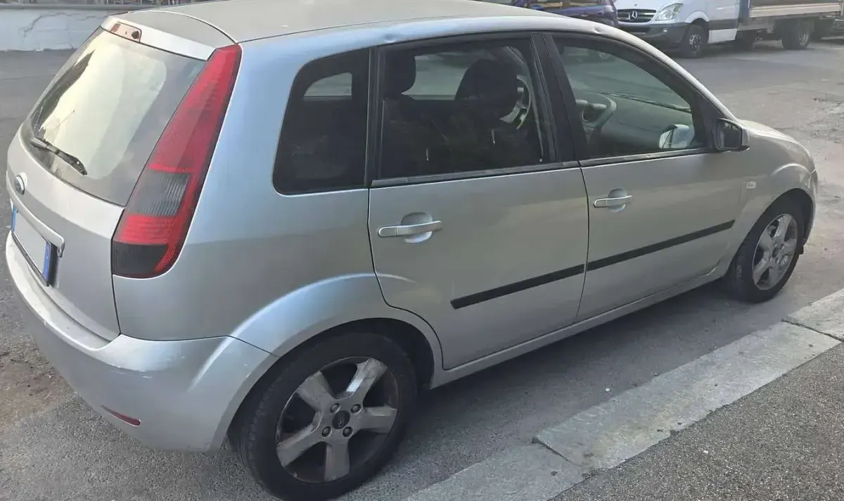 Usata Ford Fiesta Ghia 75 CV (55 kW) 2005 Grigio Utilitaria