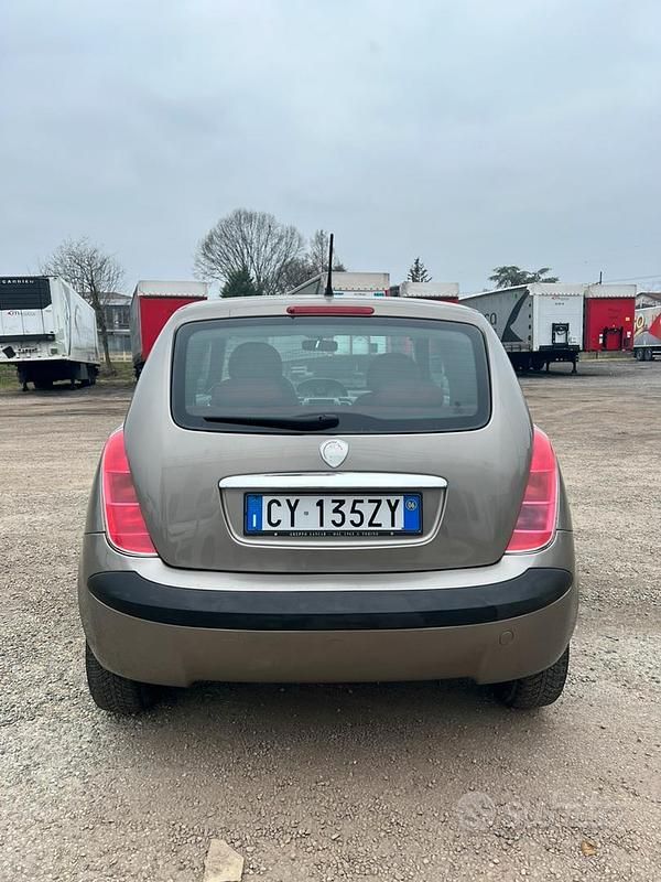 Usata Lancia Ypsilon 60 CV (44 kW) 2006 Grigio Utilitaria