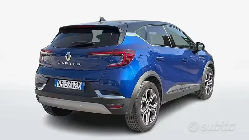 Usata Renault Captur Intens 101 CV (74 kW) 2023 Blu scuro SUV