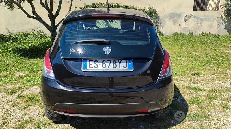 Usata Lancia Ypsilon 69 CV (50 kW) 2014 Nero Utilitaria