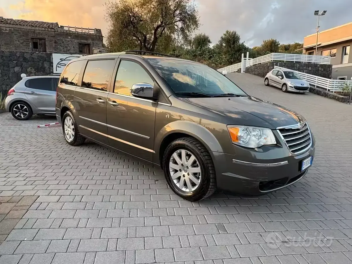 Usata Chrysler Voyager Limited 163 CV (119 kW) 2010 Grigio Monovolume