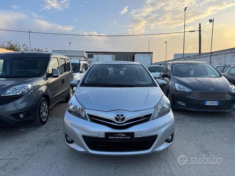 Usata Toyota Yaris 90 CV (66 kW) 2013 Grigio Utilitaria