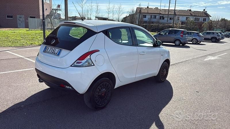 Usata Lancia Ypsilon 80 CV (58 kW) 2015 Utilitaria