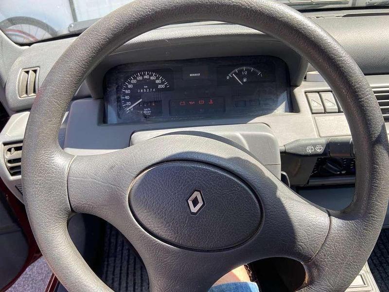 Usata Renault Clio 58 CV (42 kW) 1997 Rosso Utilitaria