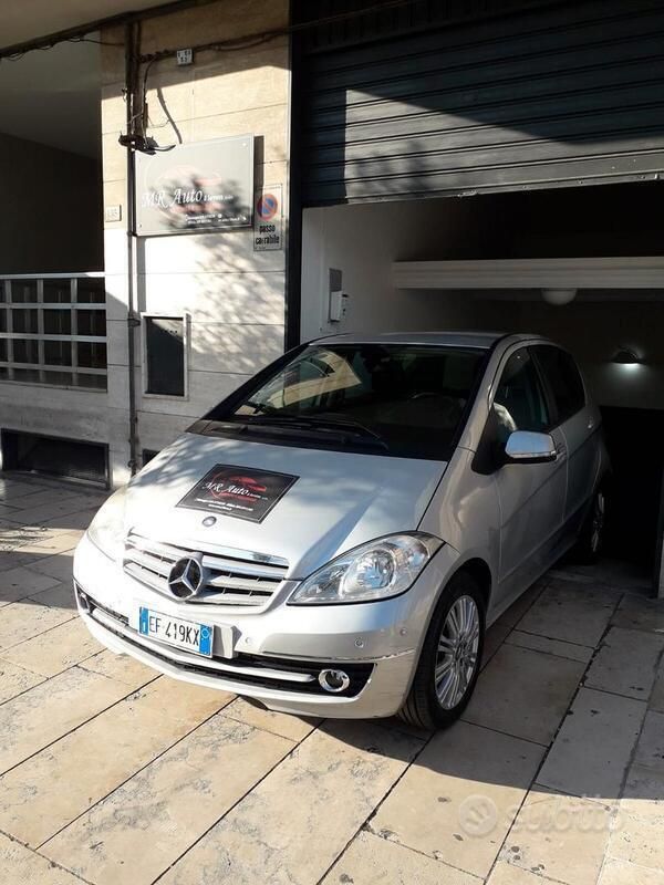 Usata Mercedes A180 Elegance 109 CV (80 kW) 2011 Argento Berlina