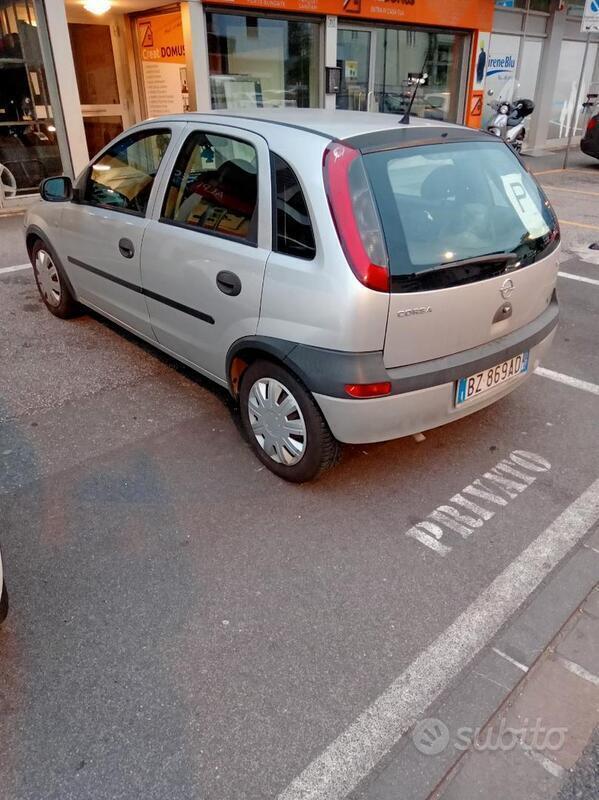 Usato 2002 Opel Corsa Benzin (1.700 €)