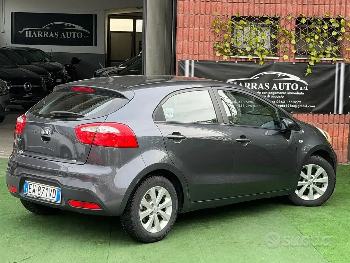Usata Kia Rio Active 85 CV (62 kW) 2014 Grigio Berlina