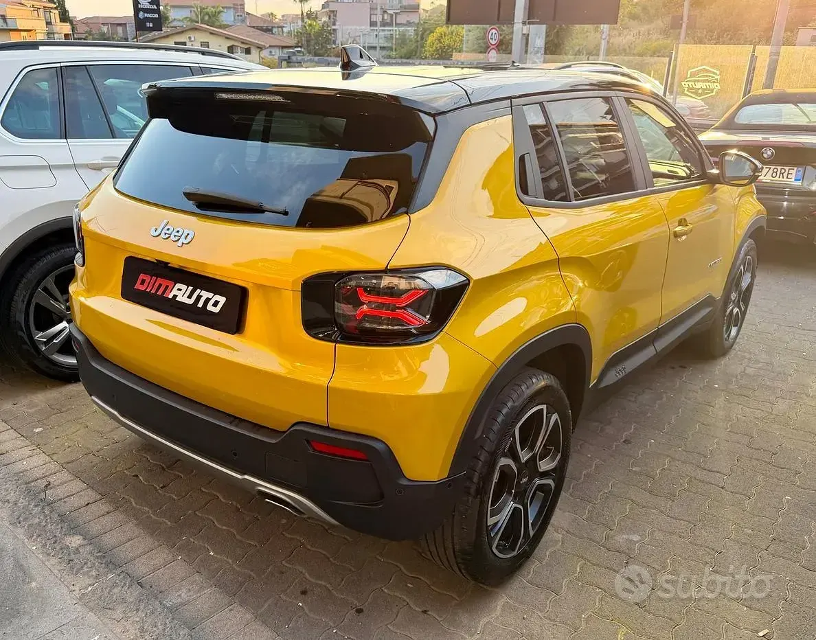 Käytetty Jeep Avenger Summit 101 HP (74 kW) 2023 Ruskea Katumaasturi