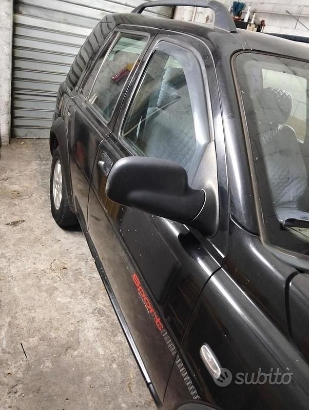 Usata Land Rover Freelander 109 CV (80 kW) 2005 Nero SUV