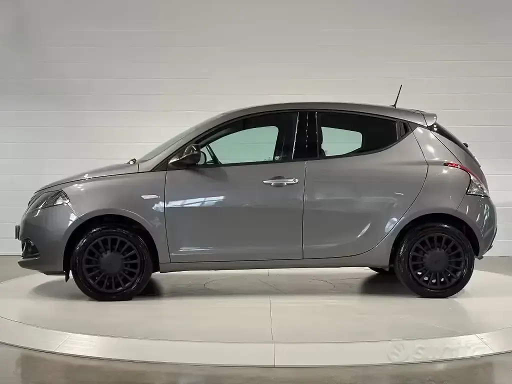 Usata Lancia Ypsilon Silver 69 CV (50 kW) 2022 Grigio Utilitaria