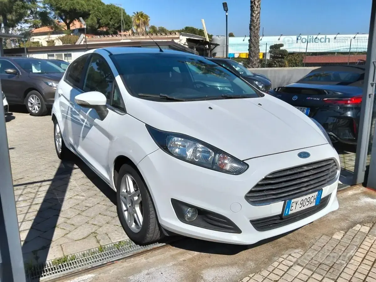 Usata Ford Fiesta Titanium 75 CV (55 kW) 2015 Bianco Utilitaria