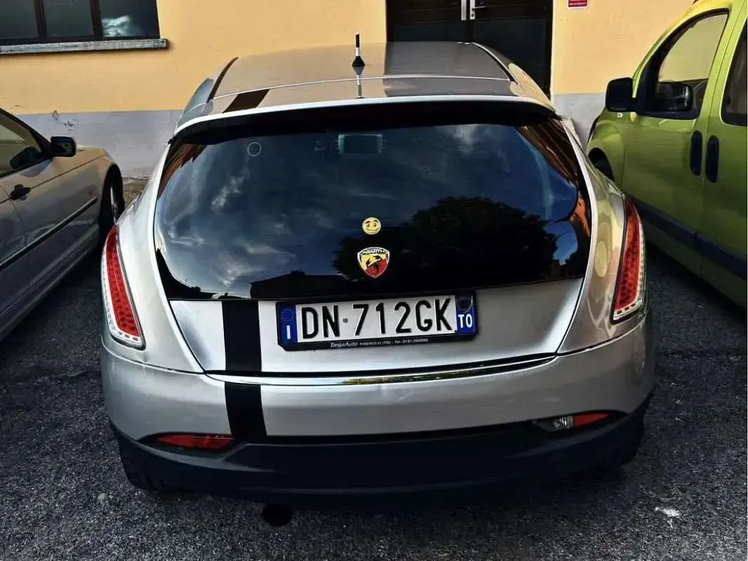 Usata Lancia Delta 120 CV (88 kW) 2008 Argento Utilitaria