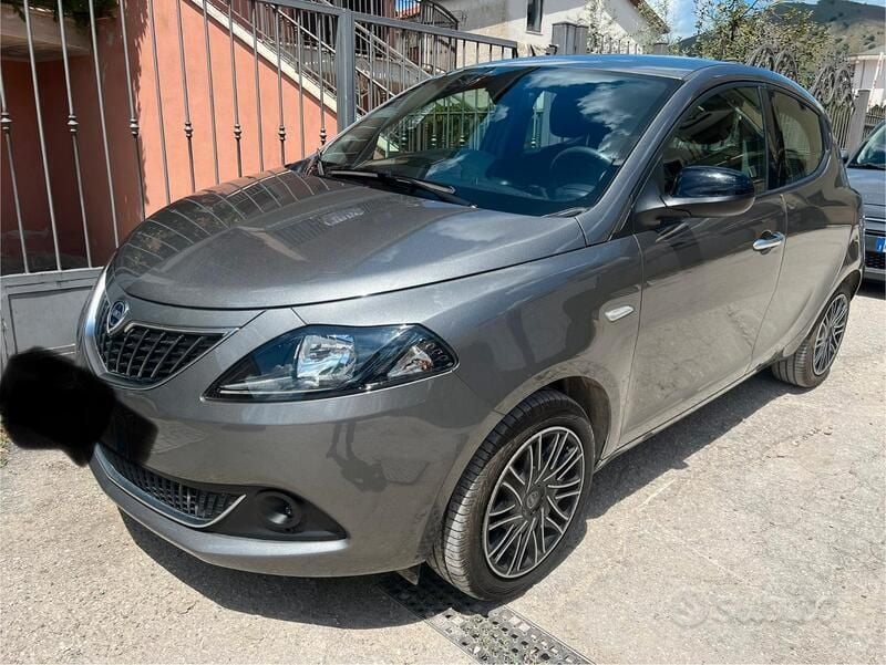 Usata Lancia Ypsilon 70 CV (51 kW) 2022 Grigio Utilitaria