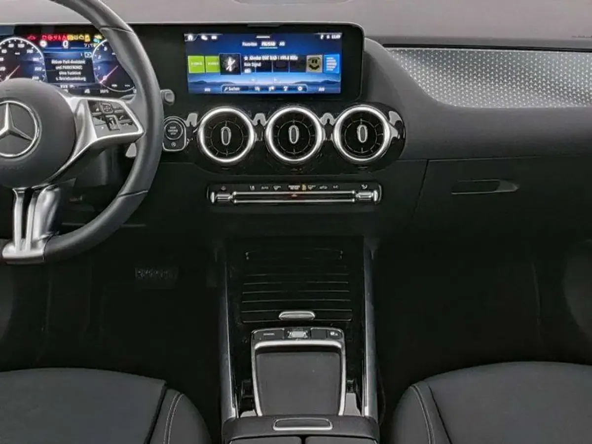 Usata Mercedes GLA200 Advanced 163 CV (119 kW) 2025 Argento hightech SUV