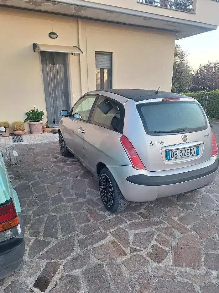 Usado Lancia Ypsilon 69 HP (50 kW) 2006 Cinzento Citadino