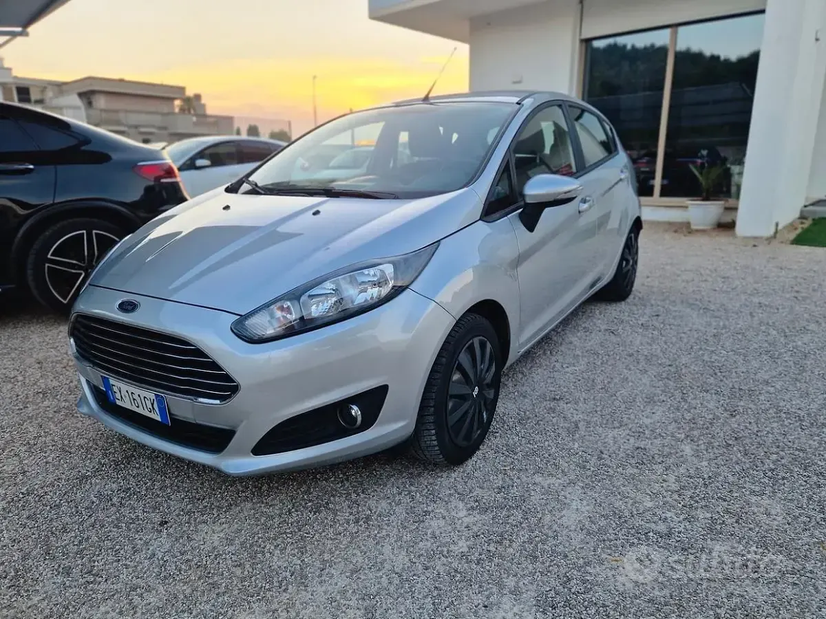 Usata Ford Fiesta 75 CV (55 kW) 2016 Grigio Utilitaria