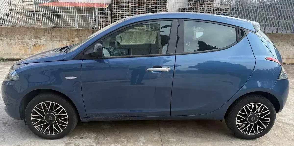 Usata Lancia Ypsilon Silver 69 CV (50 kW) 2024 Blu/azzurro Utilitaria
