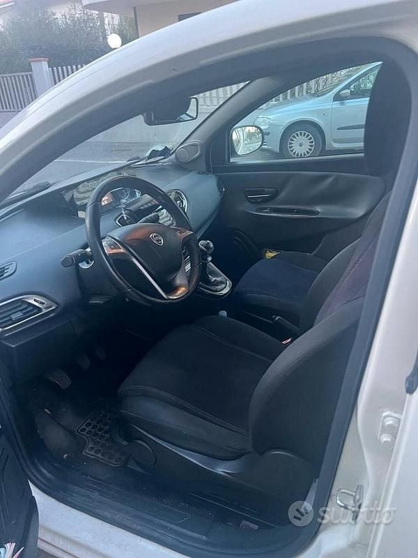 Usata Lancia Ypsilon 80 CV (58 kW) 2014 Bianco Utilitaria