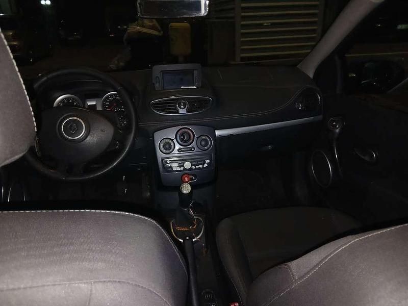 Usata 2010 Renault Clio II Tre volumi | 2500 € (Buon prezzo) - Immagine 1/4