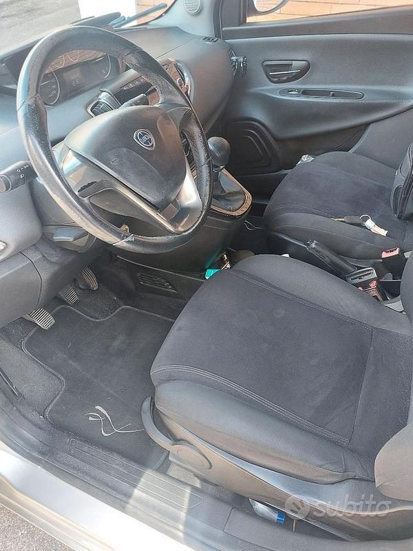 Usata Lancia Ypsilon 85 CV (62 kW) 2013 Grigio Utilitaria