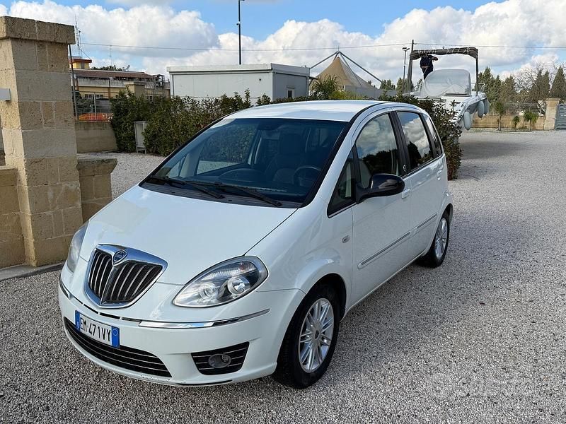 Usata Lancia Musa Gold 77 CV (56 kW) 2012 Bianco Monovolume