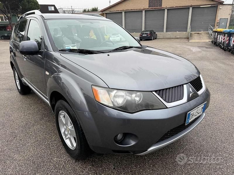 Usata Mitsubishi Outlander Invite 140 CV (102 kW) 2007 Grigio SUV