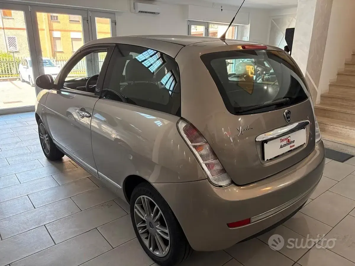 Usata Lancia Ypsilon 69 CV (50 kW) 2011 Grigio Utilitaria