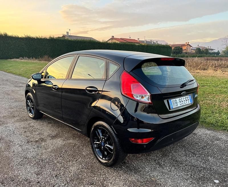 Usata Ford Fiesta 80 CV (58 kW) 2016 Nero Berlina