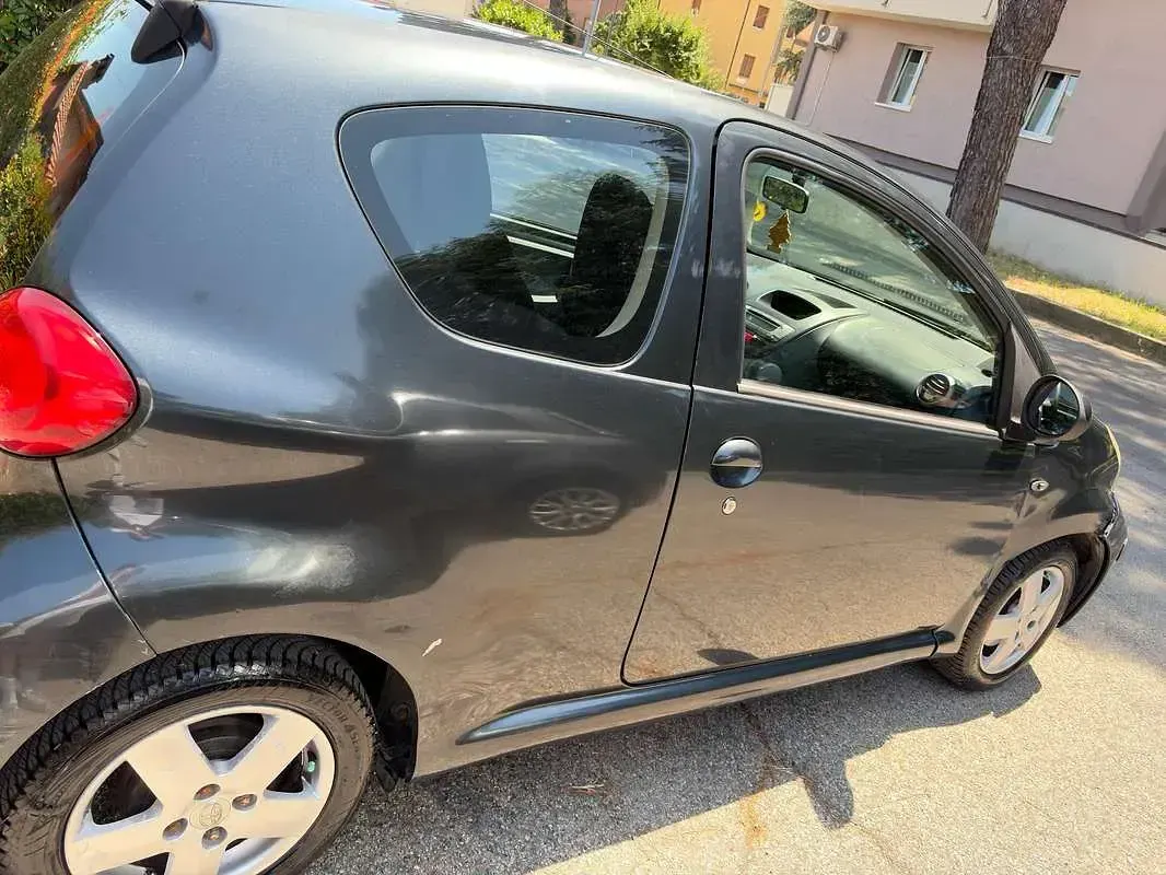 Usata Toyota Aygo 68 CV (50 kW) 2005 Grigio Utilitaria