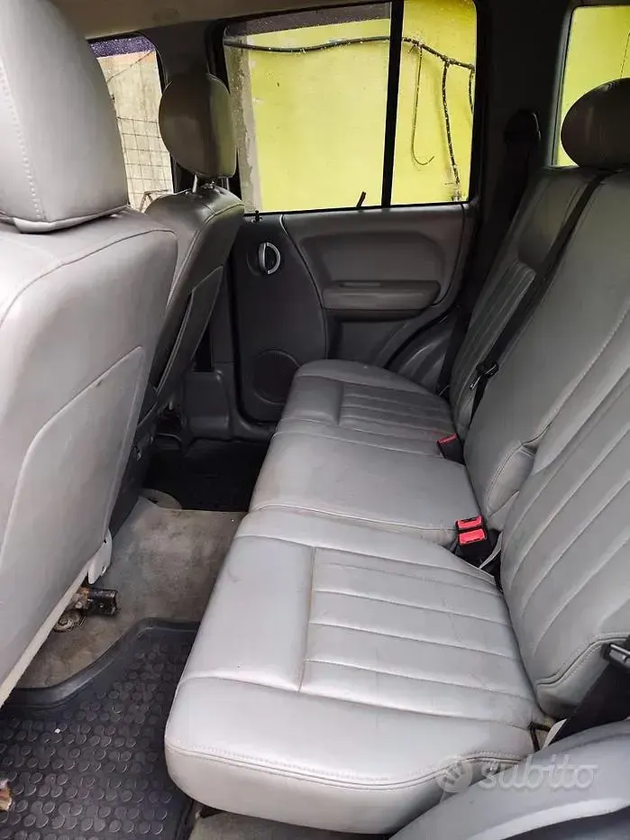 Usata Jeep Cherokee 163 CV (119 kW) 2006 Grigio SUV