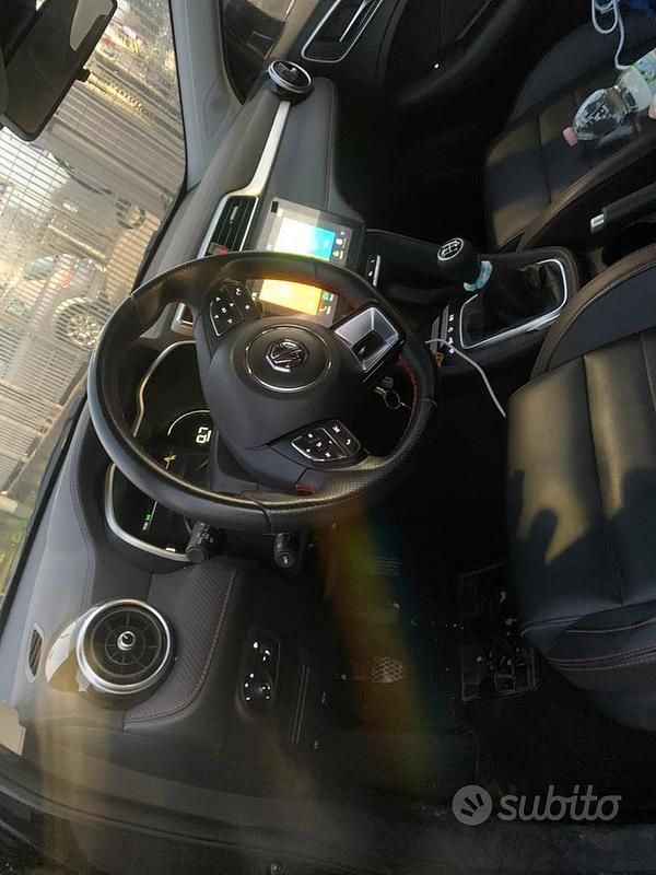 Usata MG ZS 106 CV (77 kW) 2023 Nero Berlina