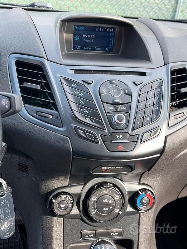 Usata Ford Fiesta 101 CV (74 kW) 2017 Grigio Berlina