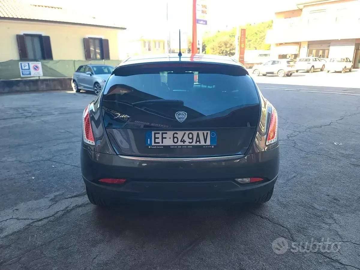 Usata Lancia Delta 120 CV (88 kW) 2011 Grigio Utilitaria