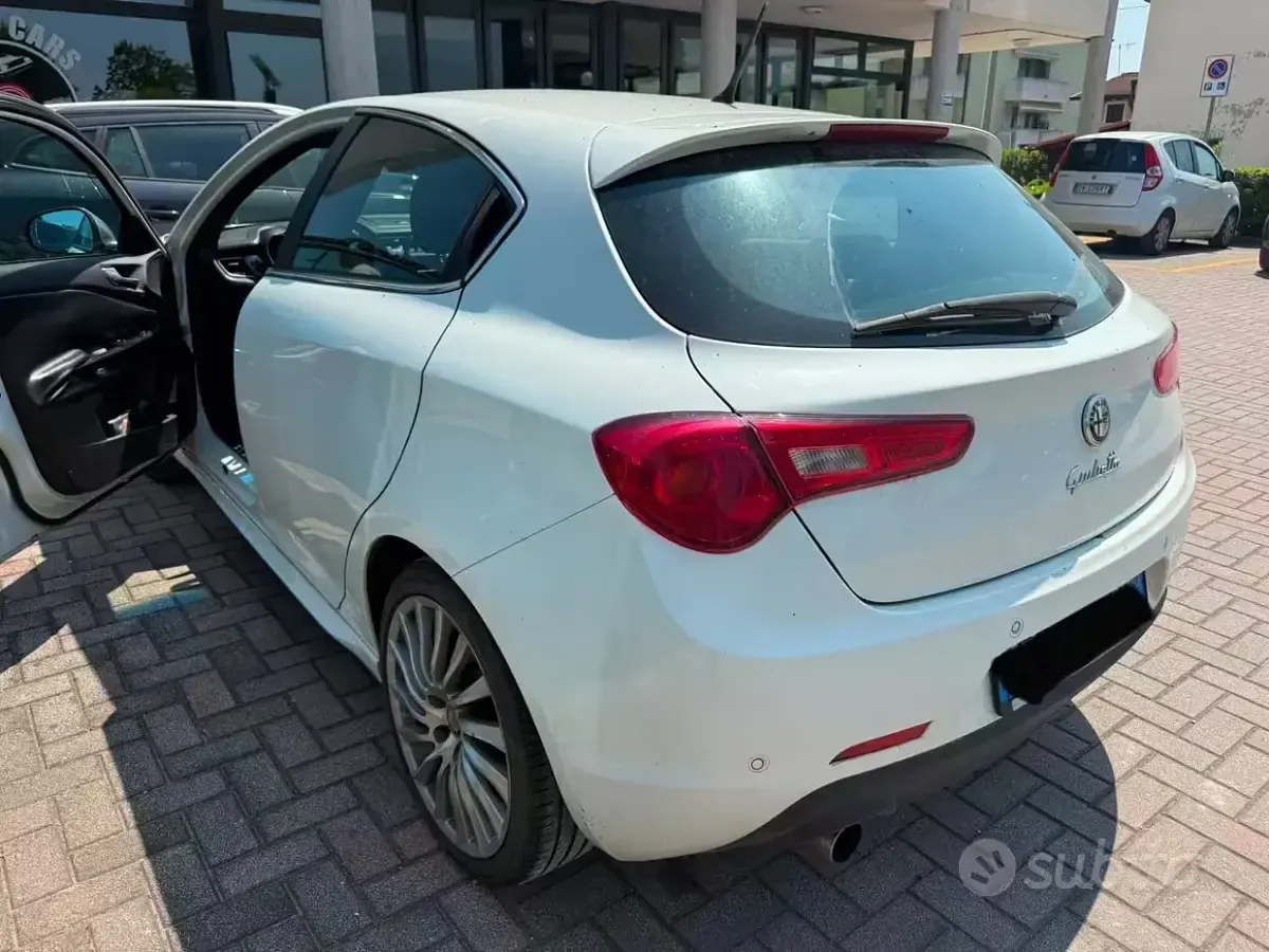 Usata Alfa Romeo Giulietta Distinctive 170 CV (125 kW) 2010 Bianco Utilitaria