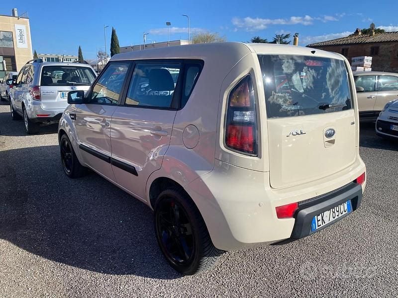 Usata Kia Soul Active 128 CV (94 kW) 2011 Beige SUV