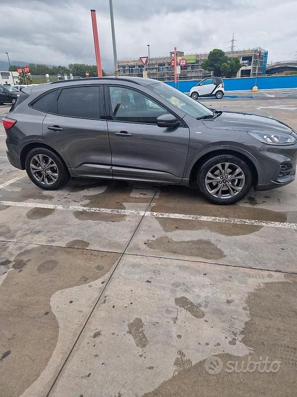 Usata Ford Kuga 120 CV (88 kW) 2022 Marrone SUV