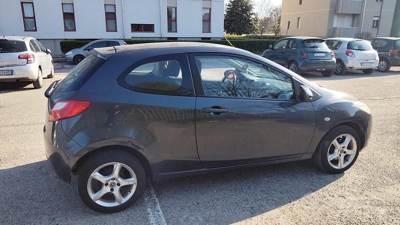 Usata Mazda 2 75 CV (55 kW) 2009 Blu Utilitaria