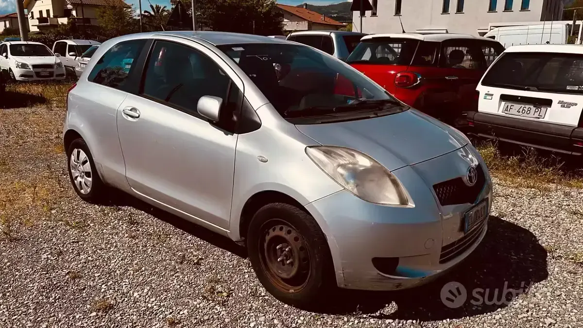 Usado Toyota Yaris Sol 69 CV (50 kW) 2007 Gris Utilitario