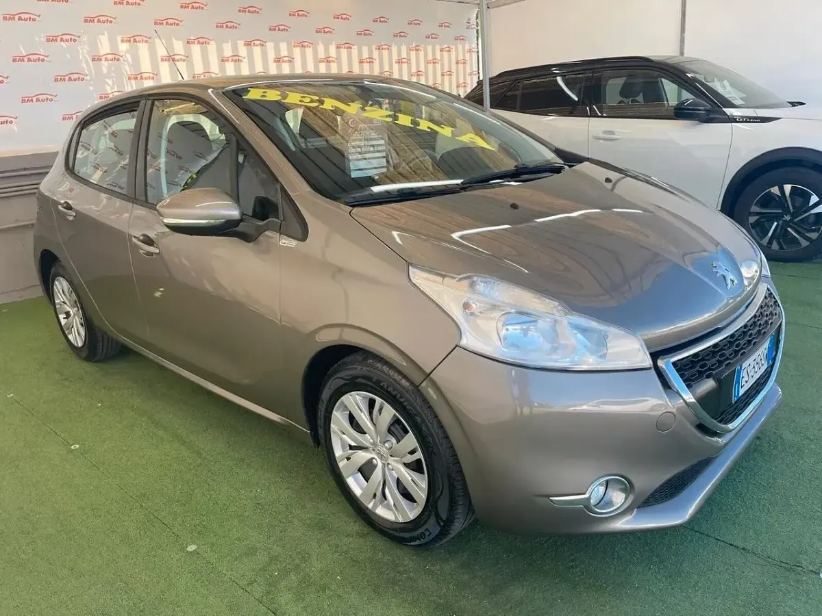 Usata Peugeot 208 82 CV (60 kW) 2013 Oro Utilitaria