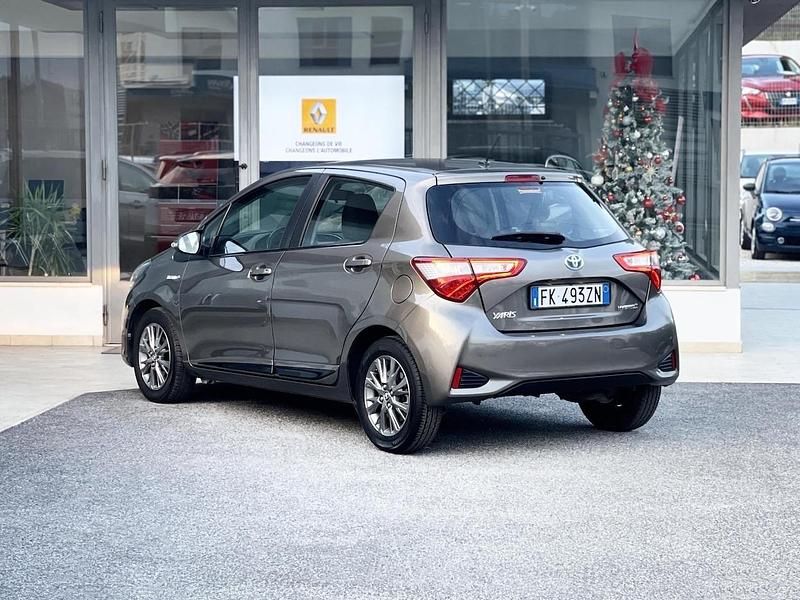 Usata Toyota Yaris Hybrid 73 CV (53 kW) 2017 Marrone Berlina
