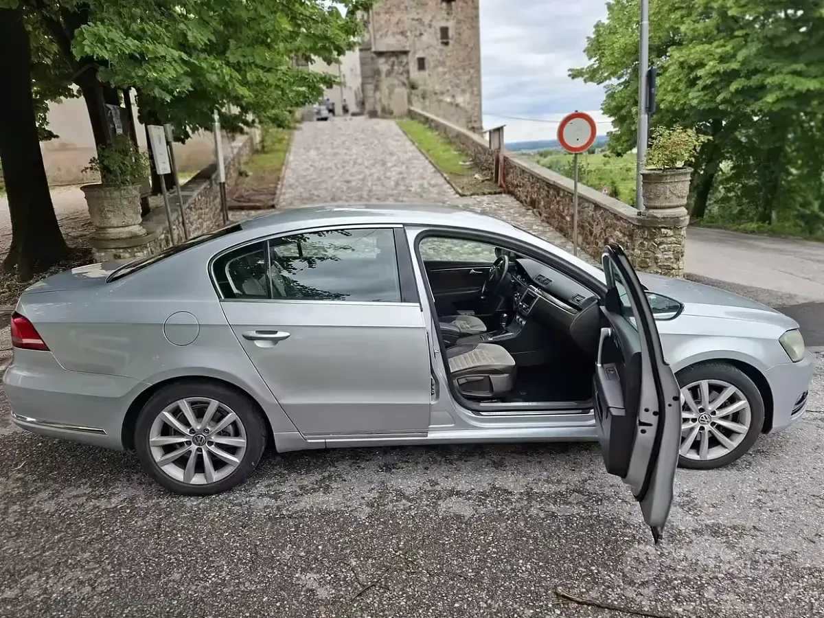 Usata VW Passat 105 CV (77 kW) 2014 Grigio Berlina