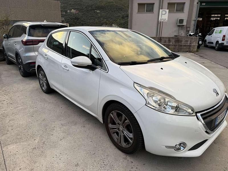 Usata Peugeot 208 Allure 68 CV (50 kW) 2014 Bianco Utilitaria