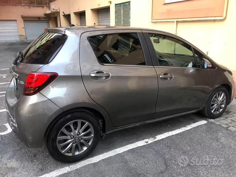 Usata Toyota Yaris Lounge 90 CV (66 kW) 2017 Grigio Berlina
