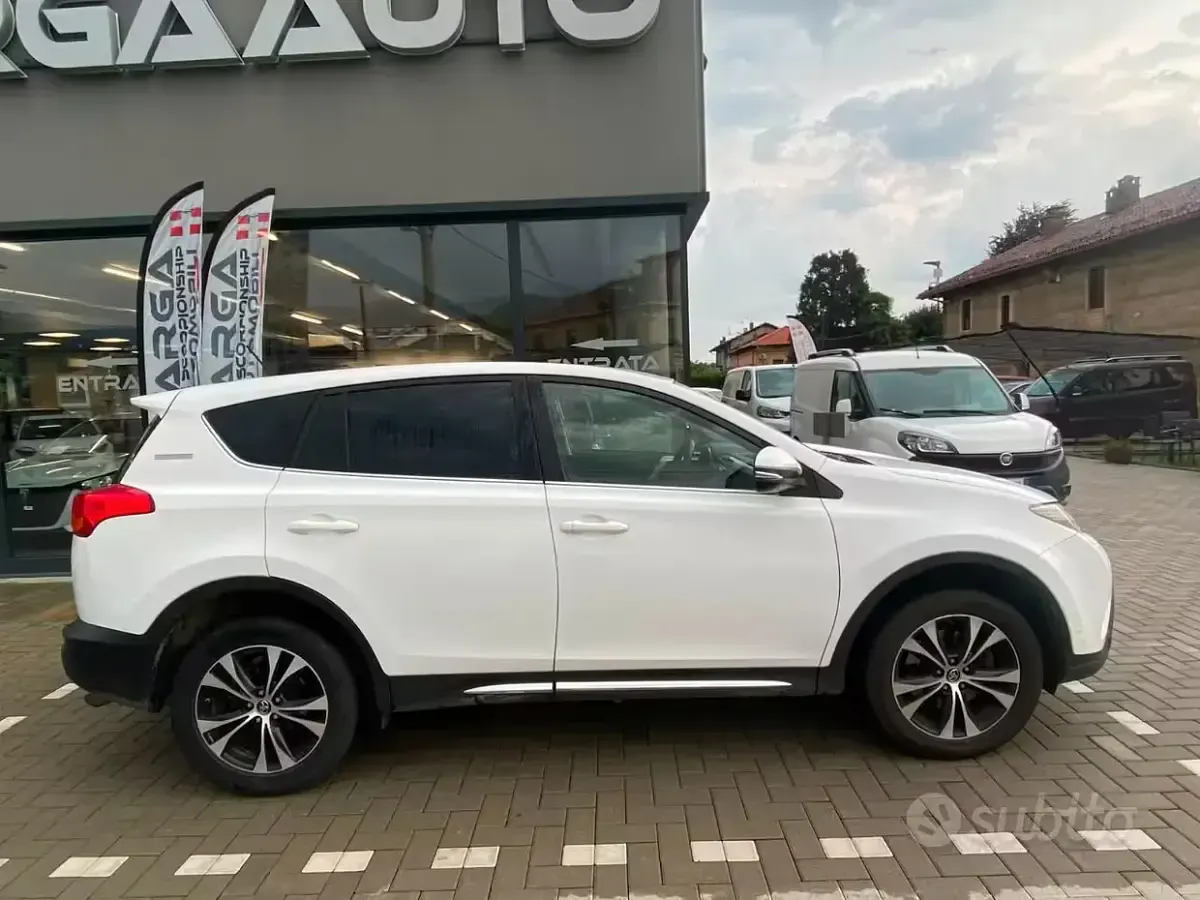 Usata Toyota RAV4 Lounge 124 CV (91 kW) 2014 Bianco SUV