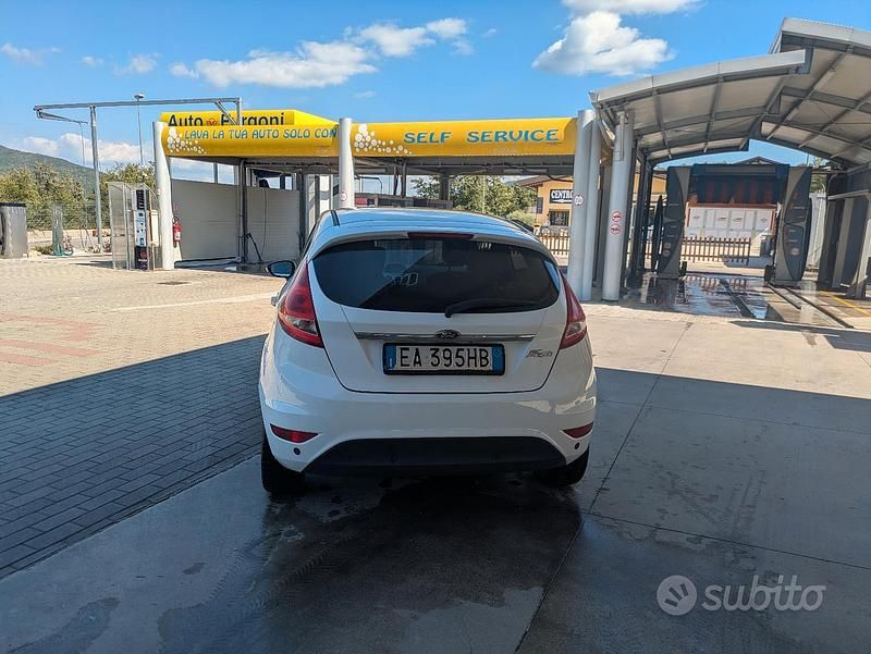 Gebraucht Ford Fiesta Titanium 96 PS (70 kW) 2010 Weiß Kleinwagen