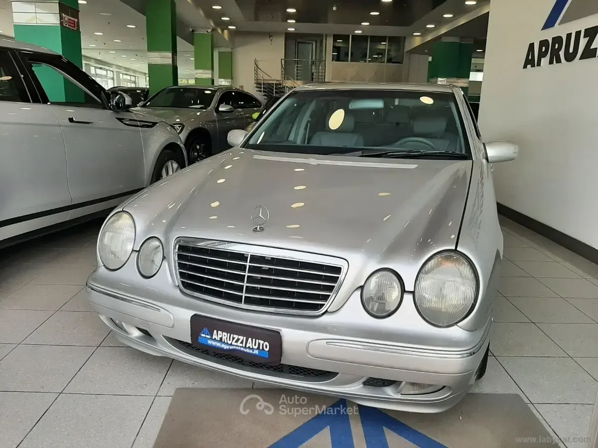 Usata Mercedes E270 Avantgarde 170 CV (125 kW) 2001 Argento Berlina