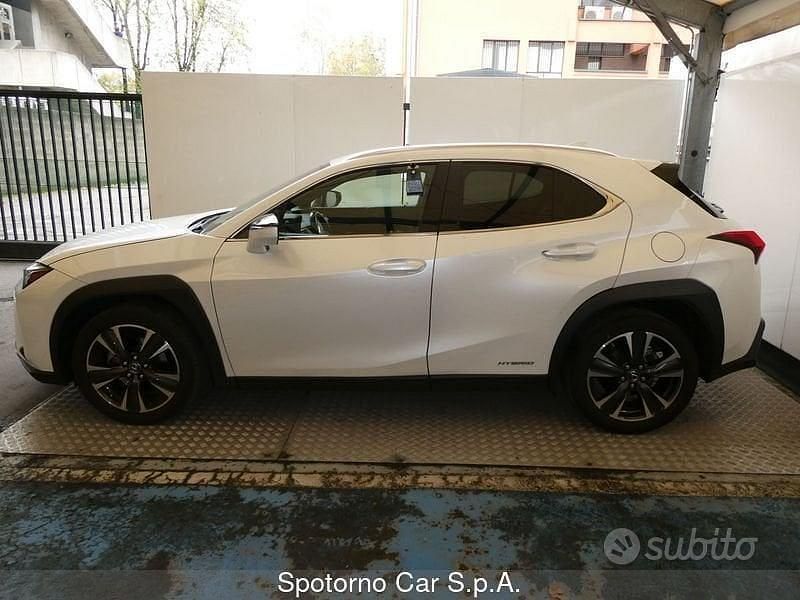 Usata Lexus UX Executive Line 184 CV (135 kW) 2019 Bianco SUV
