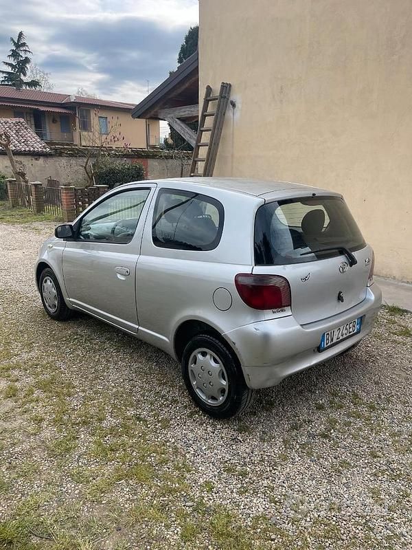 Usata Toyota Yaris 2001 Grigio Berlina
