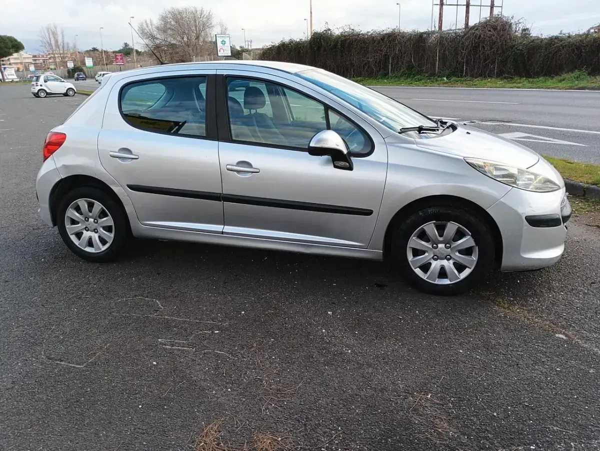 Usata Peugeot 207 73 CV (53 kW) 2007 Argento Berlina