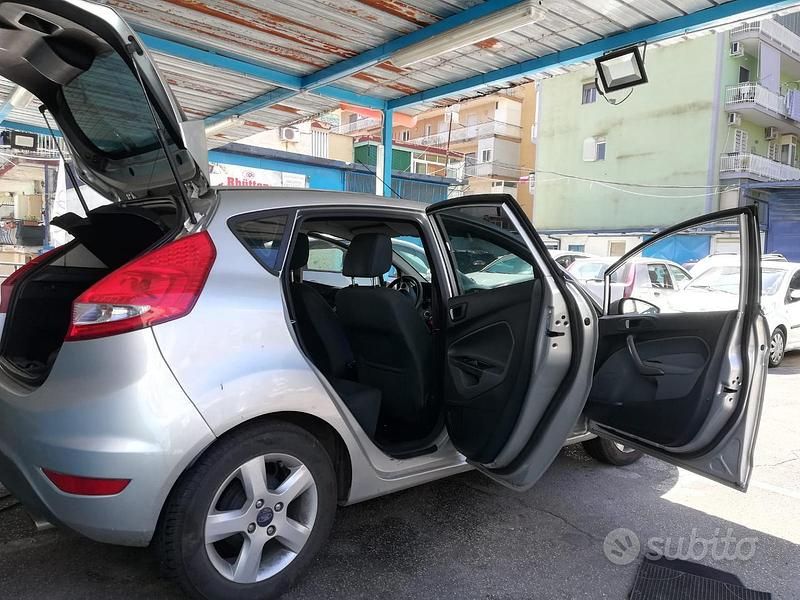 Usata Ford Fiesta 80 CV (58 kW) 2011 Grigio Berlina